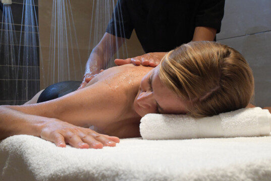 Massage sous affusion d'eau thermale